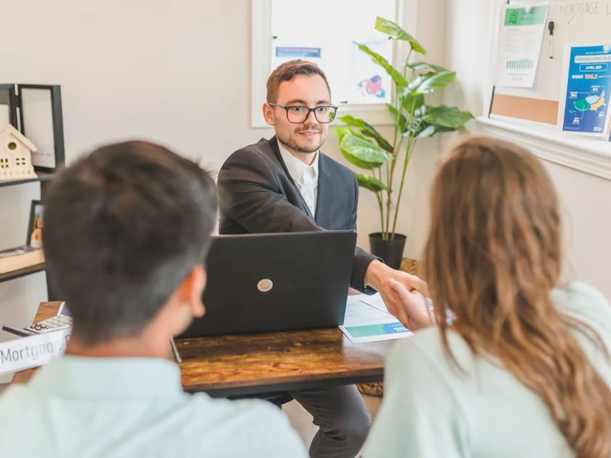 Réunion de travail entre un dirigeant et son expert-comptable